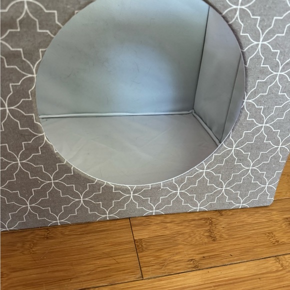 Cat hiding/play box with sturdy top for cat to lay on. Removable padding on top - Picture 6 of 7